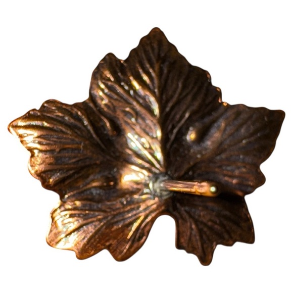 Leaf post earrings brass colored textured multi-dimensional - Picture 2 of 3